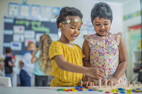 Zwei Mädchen spielen ein Spiel im Kindergarten - ZEF15450