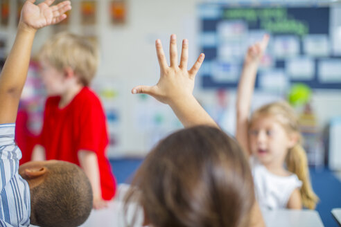 Erhobene Hände von Kindern im Kindergarten - ZEF15456