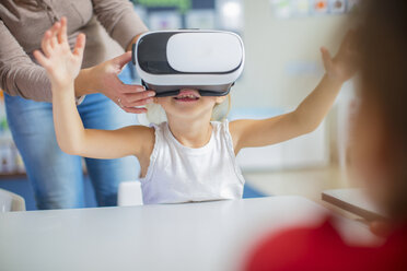 Vorschullehrerin und Mädchen im Kindergarten mit VR-Brille - ZEF15457