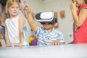 Kinder im Kindergarten mit VR-Brille - ZEF15459