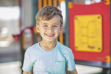 Porträt eines glücklichen Jungen auf dem Spielplatz im Kindergarten - ZEF15470