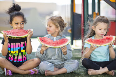 Drei Mädchen essen Wassermelonen im Kindergarten - ZEF15473