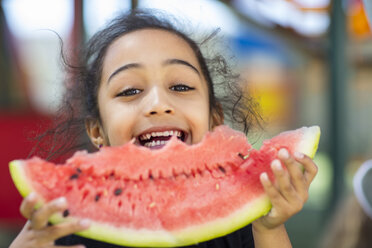 Porträt eines glücklichen Mädchens, das im Kindergarten eine Wassermelone isst - ZEF15474