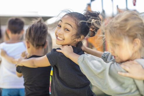 Glückliche Kinder bilden eine Conga-Linie im Kindergarten - ZEF15477