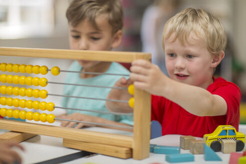 Jungen im Kindergarten benutzen den Abakus - ZEF15480