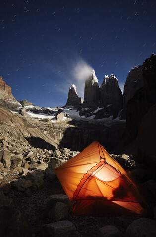 Chile, Patagonien, Nationalpark Torres del Paine, orangefarbenes Zelt bei Nacht, lizenzfreies Stockfoto