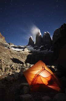 Chile, Patagonien, Nationalpark Torres del Paine, orangefarbenes Zelt bei Nacht - CVF00528