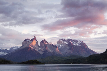 Südamerika, Chile, Patagonien, Torres del Paine Nationalpark, Cuernos del Paine vom Pehoe See aus bei Sonnenaufgang - CVF00529