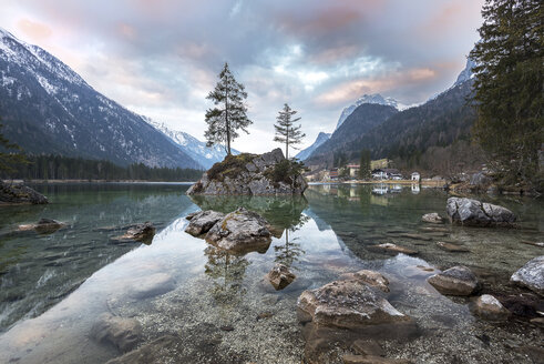 Deutschland, Bayern, Berchtesgadener Alpen, Hintersee am Morgen - MBOF00041