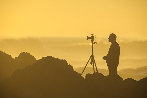 Afrika, Südafrika, Kapstadt, Silhouette eines Fotografen am Strand im Abendlicht - ZEF15488