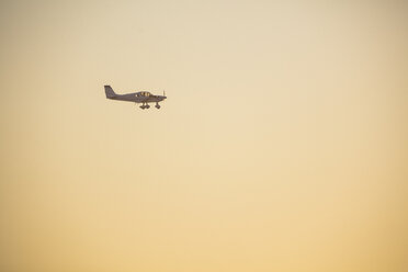 Afrika, Südafrika, Propellerflugzeug am Abendhimmel - ZEF15489