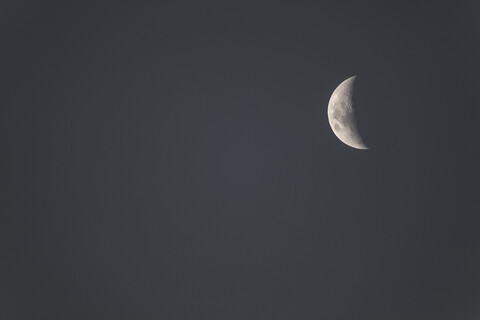 Nachthimmel mit Halbmond, lizenzfreies Stockfoto