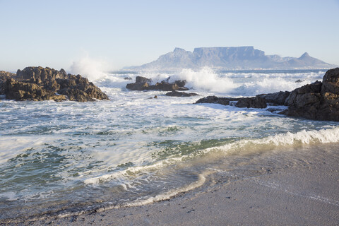 Afrika, Südafrika, Westkap, Kapstadt, Blick vom Strand auf den Tafelberg, lizenzfreies Stockfoto