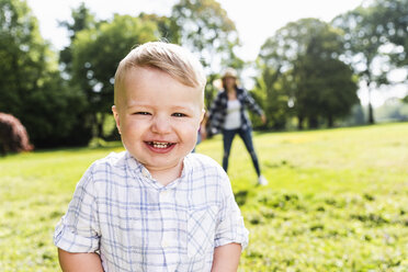 Porträt eines glücklichen Jungen mit Mutter in einem Park - UUF13769