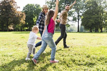 Aktive glückliche Familie in einem Park - UUF13771