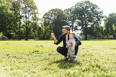 Vater spricht mit Sohn in einem Park - UUF13801