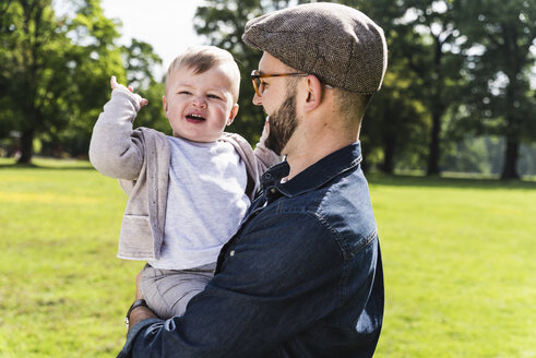 Glücklicher Vater mit Sohn in einem Park - UUF13807