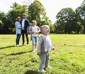 Junge mit seiner Familie in einem Park - UUF13808