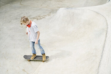 Junge mit Kopfhörern auf dem Skateboard, Skateboard fahren - PDF01640