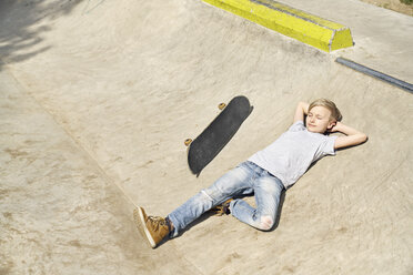 Junge entspannt sich im Skatepark - PDF01648