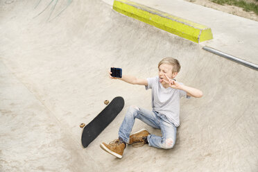 Junge mit Skateboard macht Selfies mit Smartphone - PDF01649