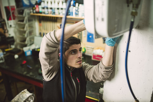 Mann bei der Arbeit in seiner Werkstatt - RAEF02042