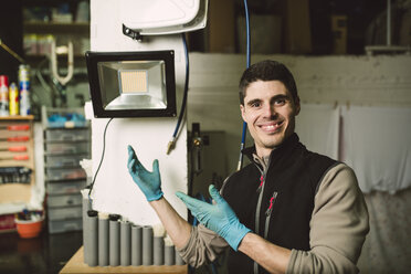 Porträt eines lächelnden Mechanikers in seiner Werkstatt - RAEF02044