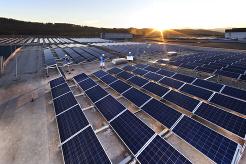 Arbeiter bei der Montage einer Solaranlage - CVF00535