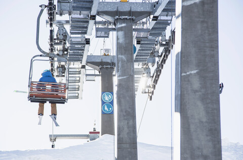 Skifahrer am Skilift, Rückansicht, lizenzfreies Stockfoto