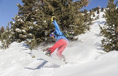 Snowboarder fährt den Berg hinunter - CUF09328