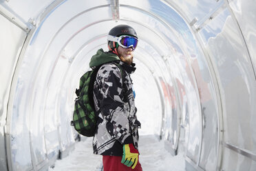 Porträt eines Snowboarders im Pistentunnel - CUF09330