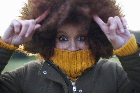 Porträt einer jungen Frau im Freien, warm eingepackt, lizenzfreies Stockfoto