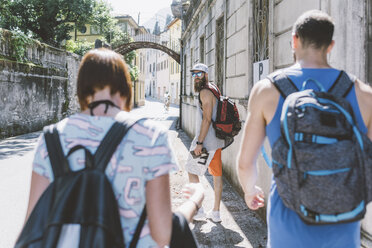 Drei junge Hipster-Freunde schlendern die Straße entlang, Como, Lombardei, Italien - CUF09341
