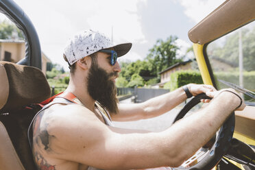 Junger männlicher Hipster fährt Geländewagen auf Road Trip, Como, Lombardei, Italien - CUF09346