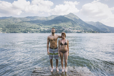 Porträt eines Paares in Badekleidung am Ufer des Comer Sees, Lombardei, Italien - CUF09355