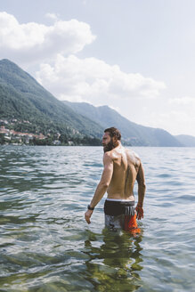 Rückansicht eines jungen männlichen Hipsters in Comer See, Lombardei, Italien - CUF09366
