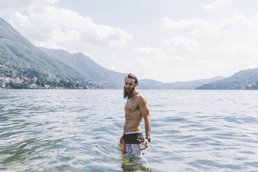 Porträt eines jungen männlichen Hipsters am Comer See, Lombardei, Italien - CUF09367