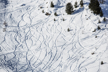 Skispuren in verschneiter Landschaft, Luftaufnahme, Gressan, Aostatal, Italien, Europa - CUF09378
