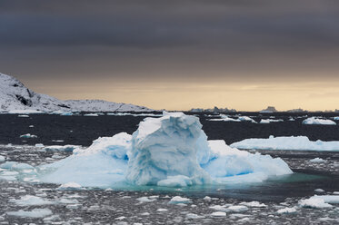 Eisberge bei Sonnenuntergang im Lemaire-Kanal, Antarktis - CUF09397