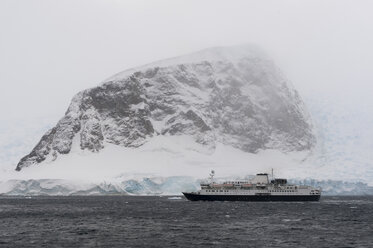 Schiff im Hafen von Neko, Antarktis - CUF09399
