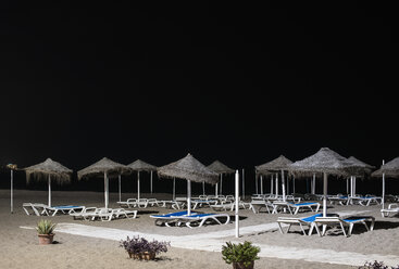 Liegestühle am Strand bei Nacht, Fuengirola, Spanien - CUF09433