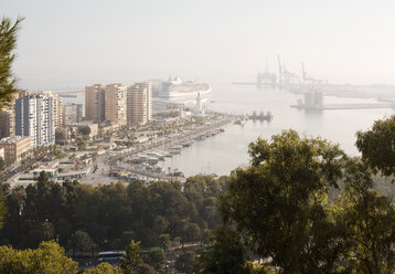 Erhöhte Ansicht des Hafens von Malaga, Spanien - CUF09435