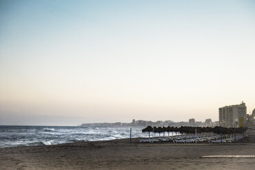 Liegestühle am Strand, Torreblanca, Fuengirola, Spanien - CUF09439