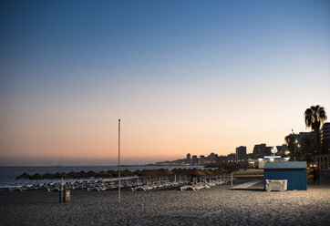 Liegestühle am Strand bei Sonnenuntergang, Fuengirola, Spanien - CUF09440