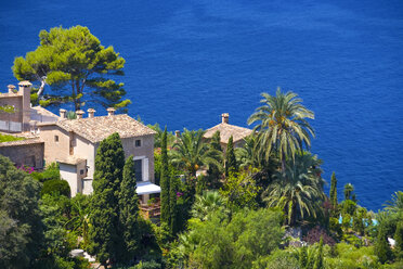 Blick auf das Meer und die Dächer des Dorfes Llucalcari, Mallorca, Spanien - CUF09552