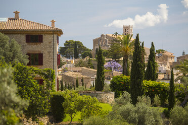 Erhöhte Ansicht des Kirchturms und des Dorfes, Selva, Mallorca, Spanien - CUF09553