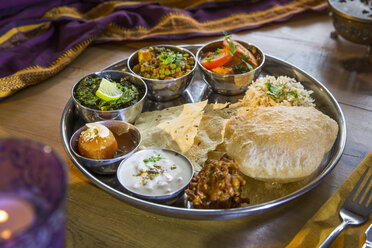 Indische Küche, Thali-Schalen auf dem Restauranttisch - CUF09554