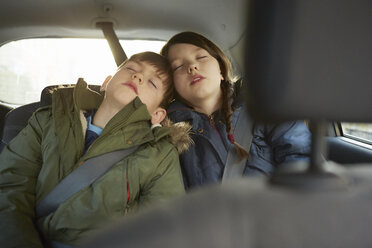 Junge und Schwester auf dem Rücksitz eines Autos schlafend - CUF09584