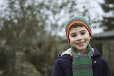 Porträt eines Jungen mit Strickmütze im Freien - CUF09592