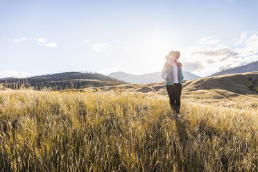 Frau beim Wandern, Trans Canada Highway, bei Kamloops, Boston Flats, British Columbia, Kanada - CUF09609